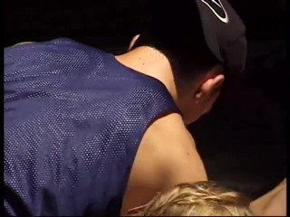 Hot Sex Party: Šťastný hřebec nechá jeho tvrdého ptáka sát dvě holky