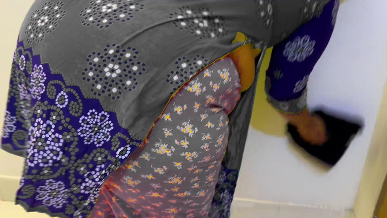 Aria Mia: Desi sexy, cul énorme et gros nichons, belle-mère pendant qu'elle nettoie...