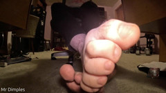 Mr Dimples: Aanbid mijn voeten terwijl ik speel!