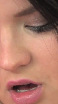 Frumuseți și vibratoare - scenă -2 brunetă cu țâțe mari Julie Storm adoră să se masturbeze singură în lenjerie
