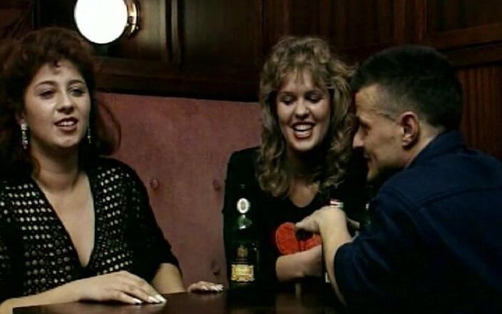 Filles Francaises: Nasty francuska mamuśka dziwka dzieli się kutasem z gorącą brunetką