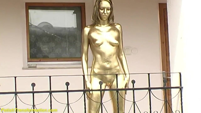Fetish Islands: Echte in gold bemalte teen-statue