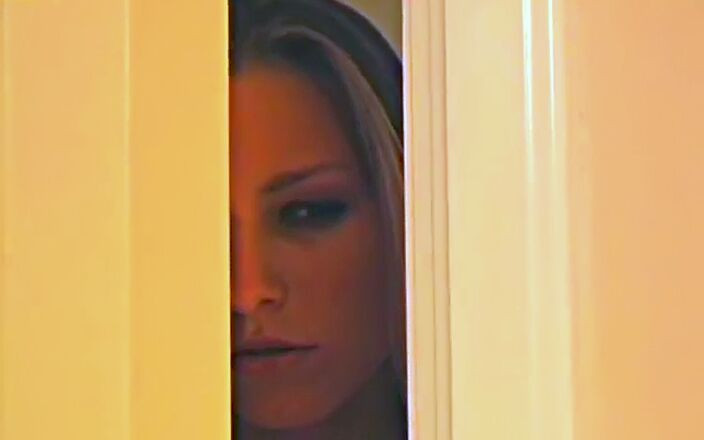 Group Bang: La joven rubia Katy Caro descubrió que su romántico viaje...