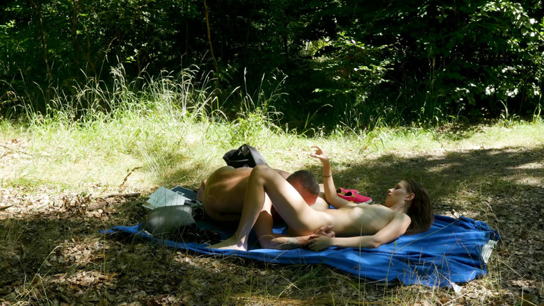 Peaches and Bananas: Ragazza ceca Nela - fantastica scopata all'aperto con footjob