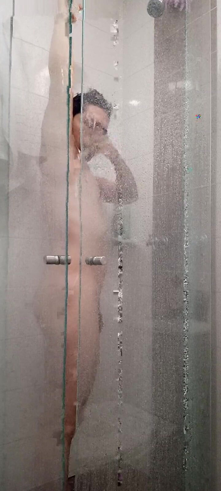 Diego_latinboy: Il grande cazzo della ducha gym cespuglio peloso si masturba...