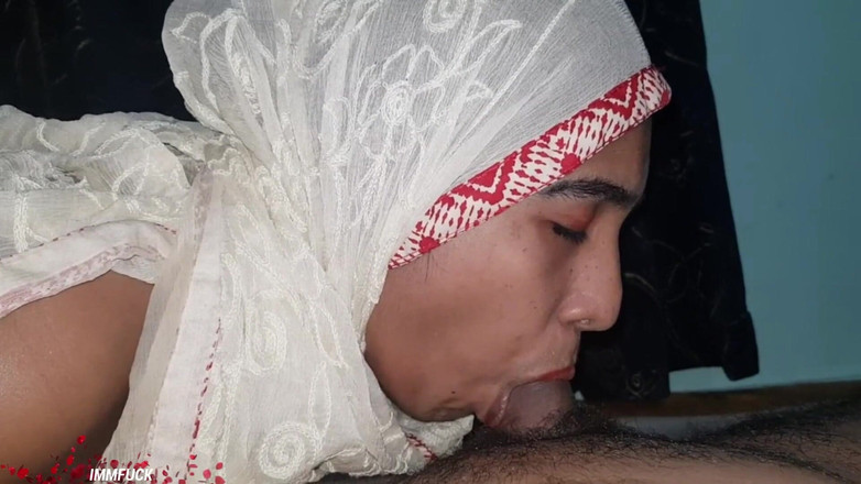Immfuck: Chica musulmana india con hijab chupa una gran polla, mejor...