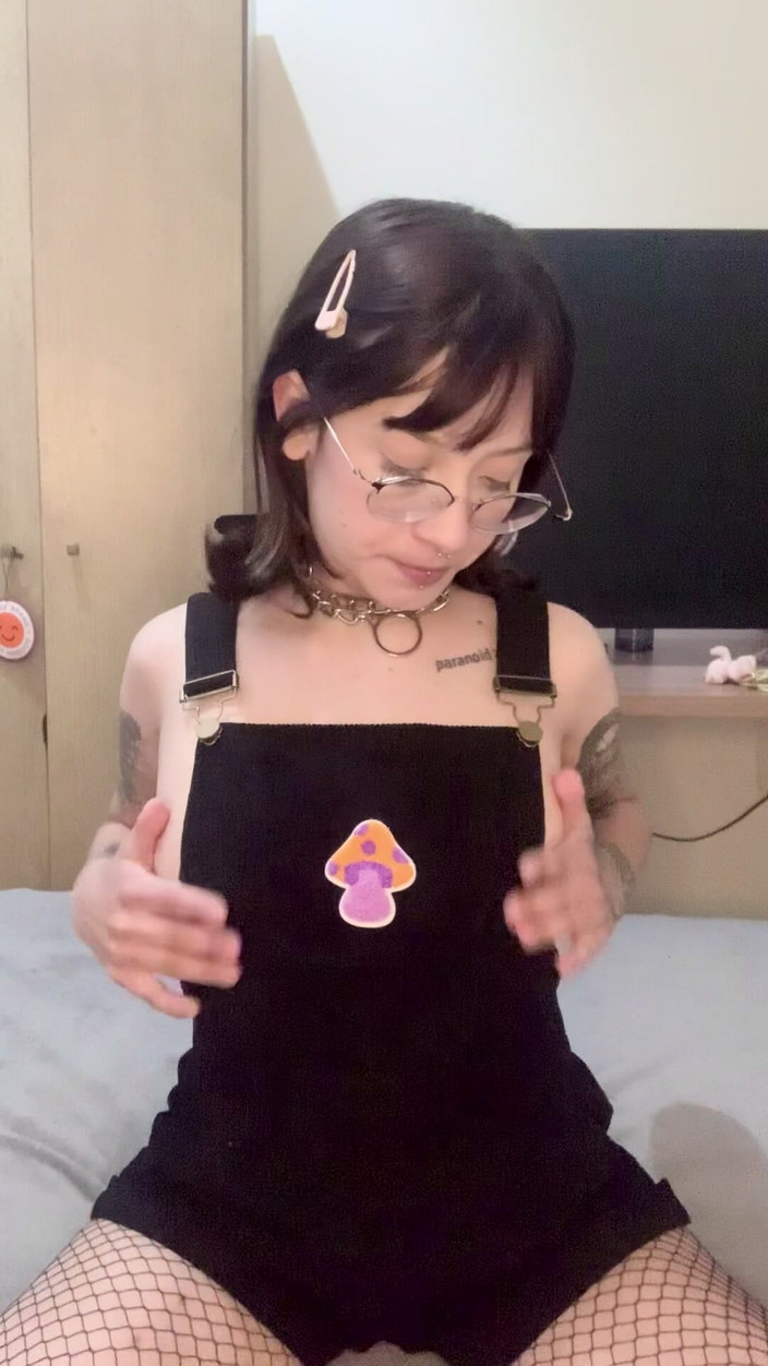 Evee: JOI masturbazione di figa pettit calda- che implora di essere...