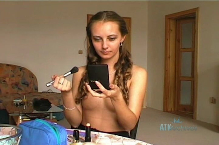 ATK Fans (Lesbians): Isabela speelt met make-up
