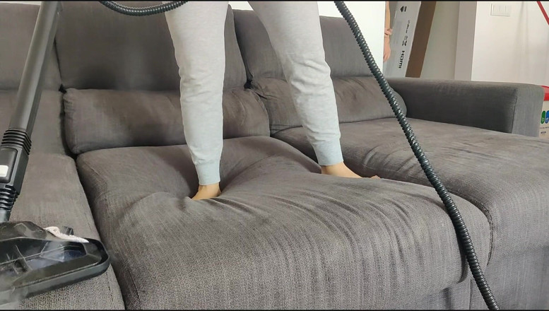 Miss Squirting: Knullar styvdotter inuti soffan