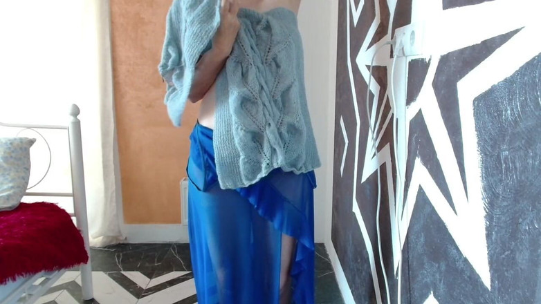 ANGELA_LADY: Sisi MILF wisi pięknie podczas robienia bluzki