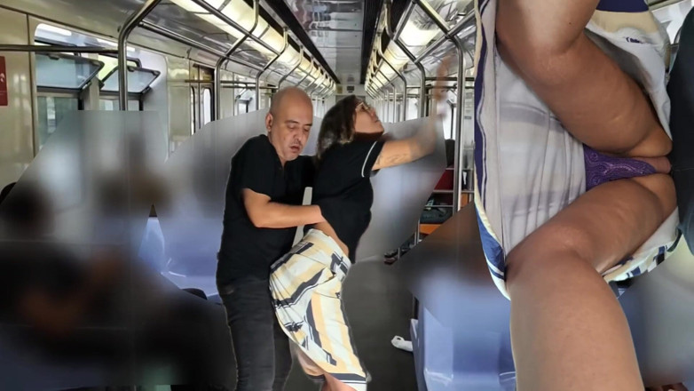 Victor SweetCoupleStories: Viaggiare in treno è sempre più difficile.