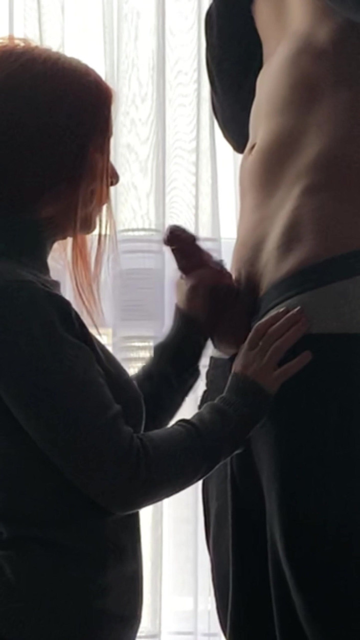 xKeryB: 她来交房，但被干了，嘴里有一根鸡巴。很多脏话！