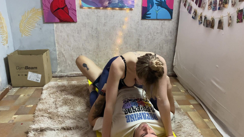 HotPrincessUA: Üvey kız kardeşinin yogası yarıda kesildi: kuru kambur ve karışık...