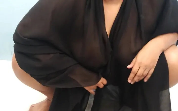 Aria Mia: Beautiful Woman in Saudi Arabia Naked