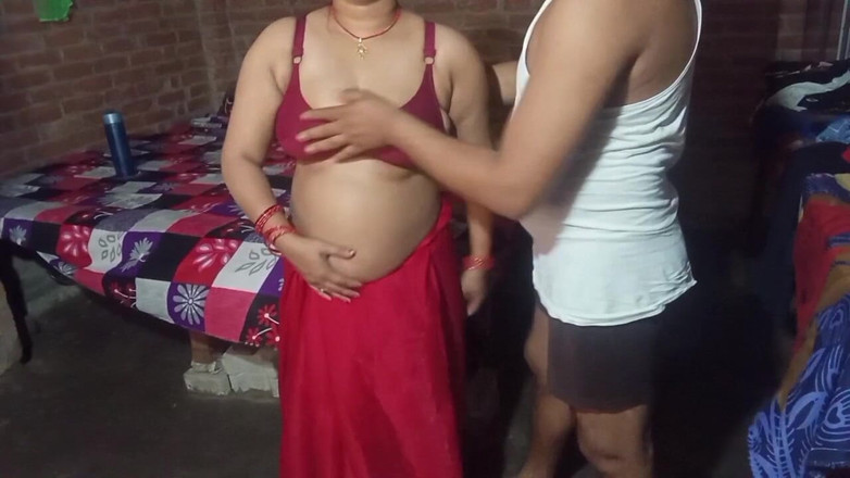 Manjushukla: Laal sari Me Bhabhi ji看起来非常热辣性感。
