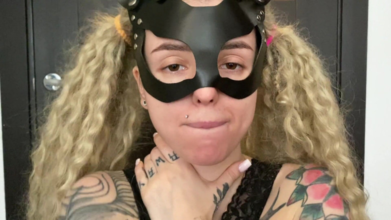 Barbietatoo1: Eu acaricia meu corpo, especialmente meu peito e bunda