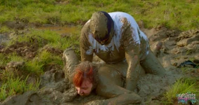 Lara Croft çamurda sikiliyor