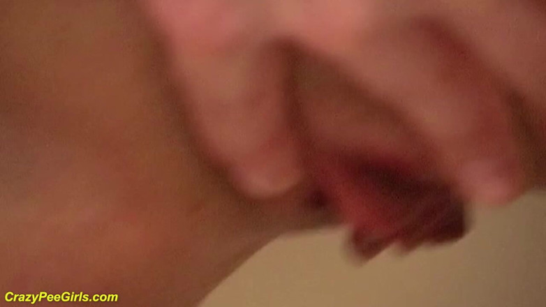Pure Pee: Sexy frau pinkelt im regen
