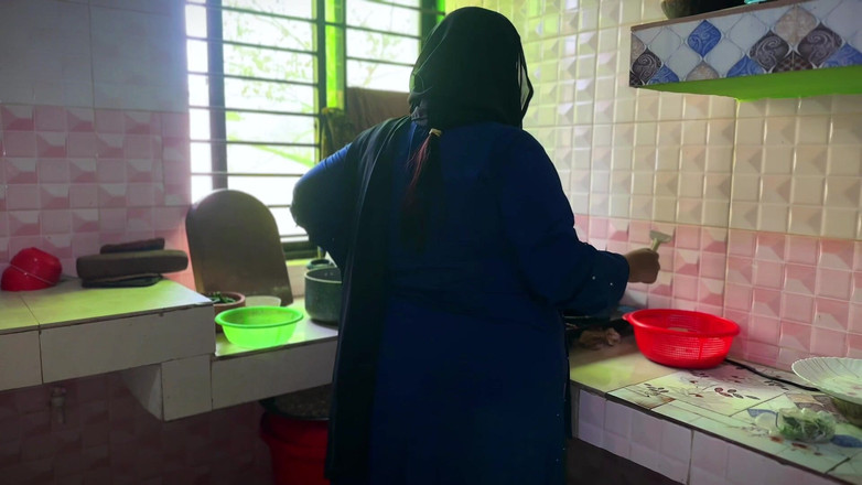 Your Boy's Cum: 남편을 위해 요리할 때 부엌에서 따먹히는 인도 말루 핫한 마누라, 남편의 친구에게 따먹히다