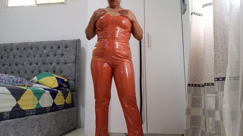 PATY PATY: La belle-mère Catwoman veut une grosse bite pour sa chatte étroite