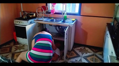 BBW Kelly Mom: O femeie excitată seduce instalatorul.