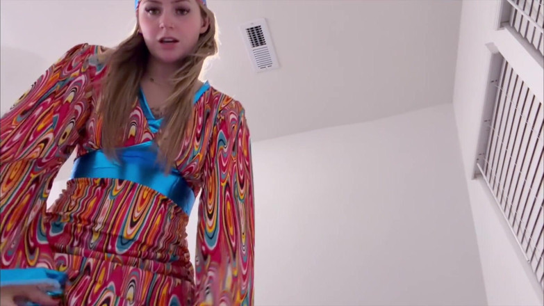 Kink in Time: London Evans' Groovy '60s Giantess Domination 4K-pov rétrécissement fantasme vous attend !