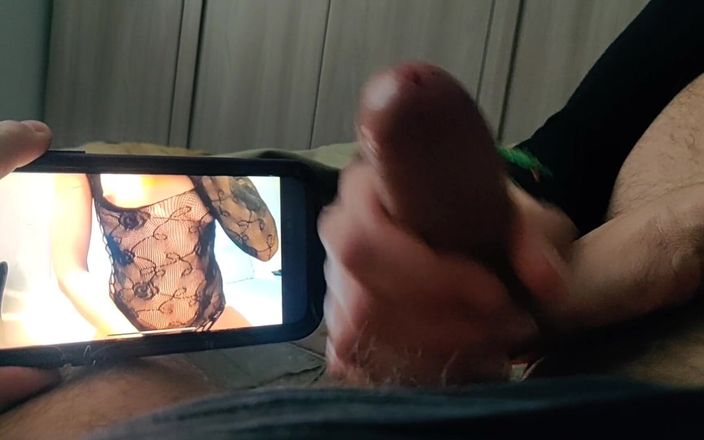Sexy Nueve: 내 섹시한 와이프가 나에게 포르노 비디오를 보냈고 우리는 그것을 토그로 자위하는 것을 보았다. 내 자지를 빨아주는 거유 밀프