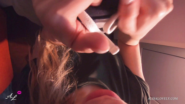 Alisa Lovely: 继妹激情地吮吸鸡巴和手淫以获得一份精液