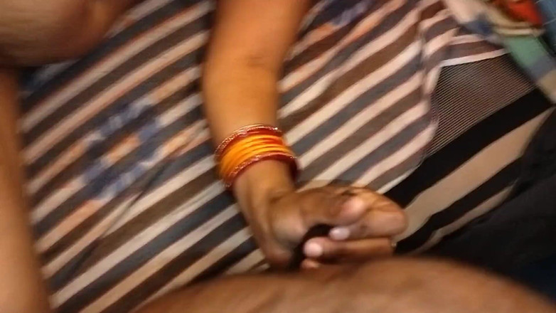 Madhu: Din bhabhi madhu själv njuter av fitta fuking