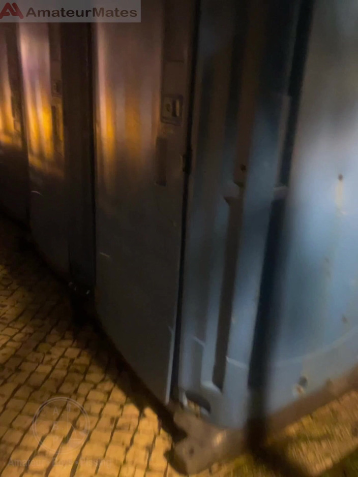 AmateurBoysPissing: Junge Öffnet Öffentliche Toiletten, Erwischt Seinen Rothaarigen Freund Beim Pinkeln Und Leiht...