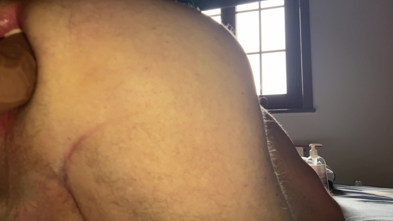 Almaviva: Dede kahverengi dildosunu sikiyor ve bundan hoşlanıyor