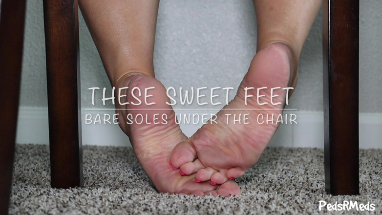 PedsRMeds: Queste dolci suole piedini nude sotto la sedia