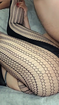 Madrastra MILF Latina Engaña a Marido En Lencería Y Tacones Con Duro Coño Derramado