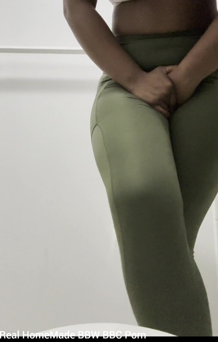Super sexy ebony cuties: Zoufalá pro čůrání pissing moje kalhoty v nylonových legínách