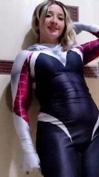 Chcesz trochę palcówki do Spidergwen?