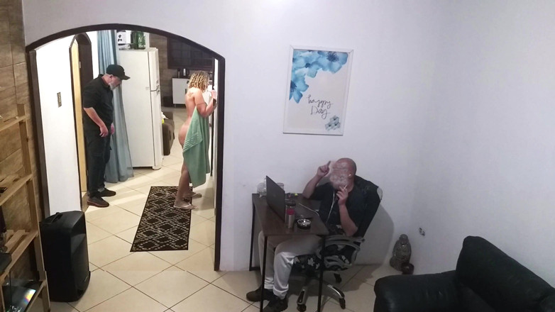 Gabi SweetCouplesStories: În timp ce soțul lucrează, soția într-un prosop îl salută pe băiatul...