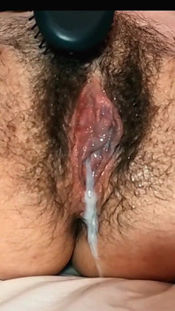 Behaarte muschi, selbstbefriedigung mit Haarbürste