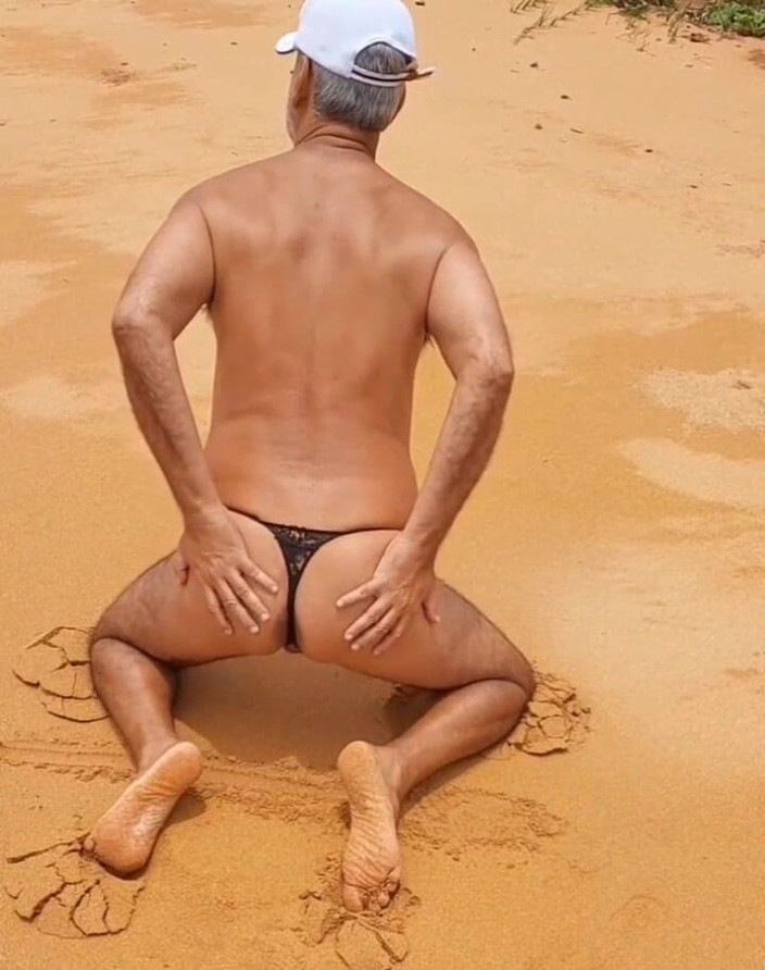 Ladysilvas: Ladysilva transvestört am strand im höschen, was für ein heißer...
