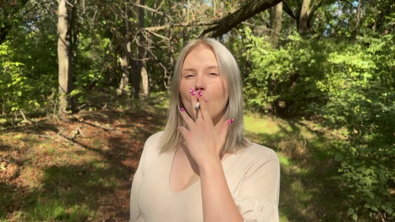 MertyXXX: 在废弃的公园里散步，寻找暴露狂