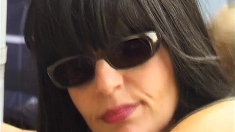 Bangora MILFs: Mamă sexy brunetă tatuată legată cu cătușe pentru dominarea cizmelor