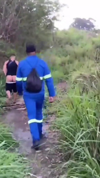 Pekerja melalui taman dan mendapat
