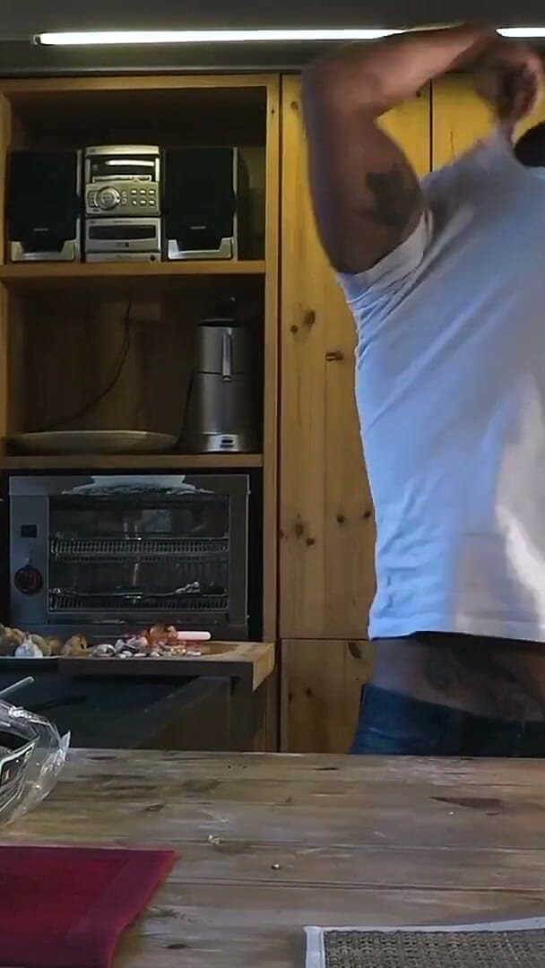 We love fucking XXX: Dampfiger küchen-dreier - zwei geile schätzchen teilen seinen dicken schwanz