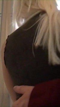 Milf bionda eccitata dal marito invalido che ha un desiderio incontenibile di scopare e farla godere per renderla felice