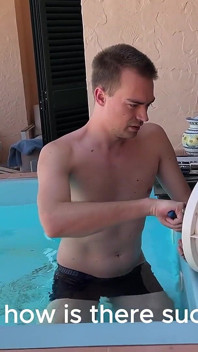 No Pudo Pagar Al Técnico De Mantenimiento De La Piscina, así Que Ofreció Otra Cosa.