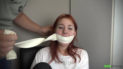 Gag Attack: Red Foxy - taśma Microfoam zakneblowana