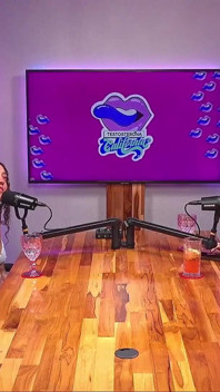 Junge Latina Mit Perfektem Körper Und Lockigen Haaren Gibt Dirtytalk