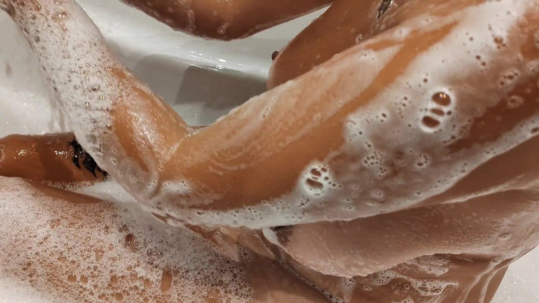 Emma_Alex: Fată bronzată amatoare în baie Arată țâțe perfecte și pizdă