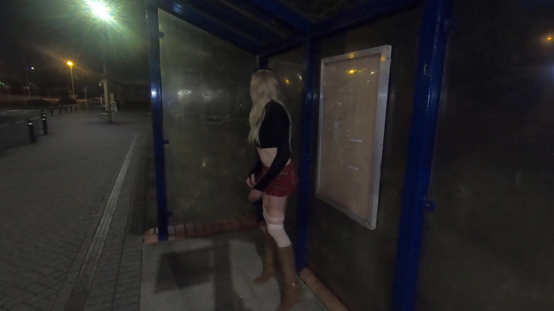 The Midnight Minx: Striptérka autobusových přístřešků x