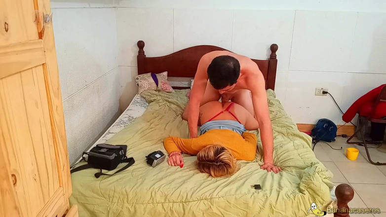Bananacaseros: जब मेरी मम्मी काम पर गई तो मेरे सौतेले पापा मुझे कपड़ों से चोदते हैं