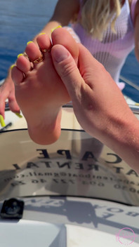 Kasut Luar & Footjob Di Atas Bot Dengan Kuku Jari Kaki - Vibes Lautan & Pancutan mani di Kaki